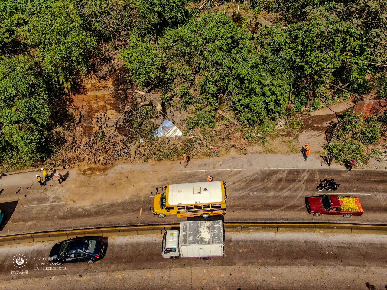 Habilitan Paso Vehicular Tras Derrumbe En Carretera Los Chorros