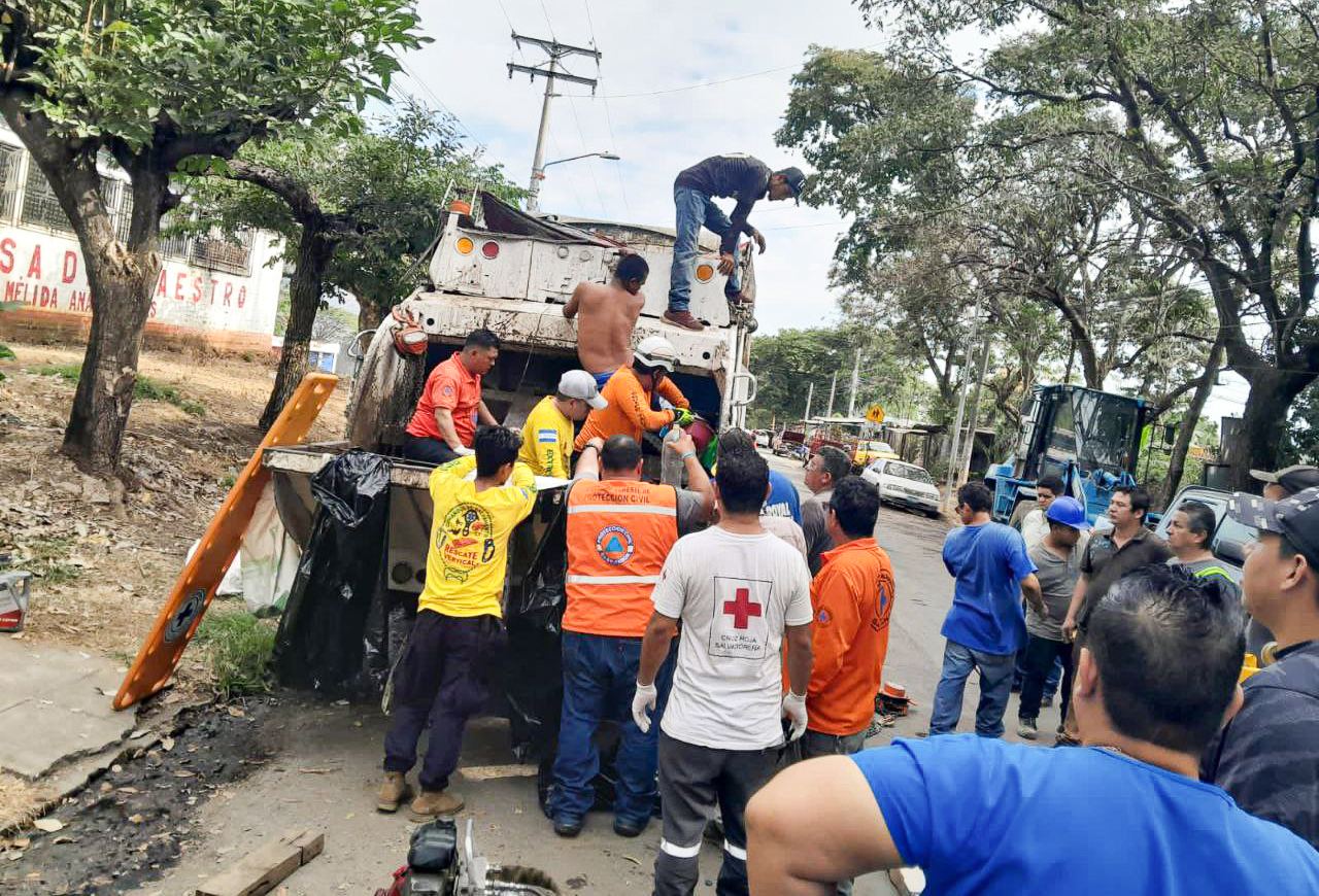 Empleado de recolección de basura quedó prensado por la pala hidráulica