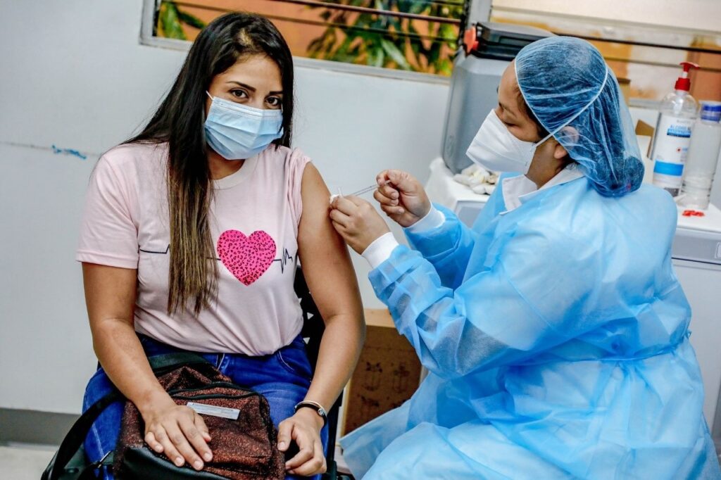 Inicia vacunación para salvadoreños mayores de 18 años